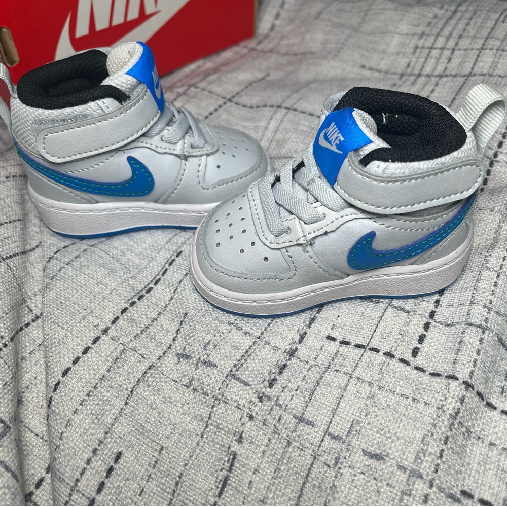 Nike Court Borough Mid  2c Toddler Sneakers
New box don’t have a lid
